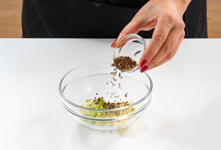 Фото шага рецепта Пикантная заправка для салата с помидорами 174038 шаг 5  