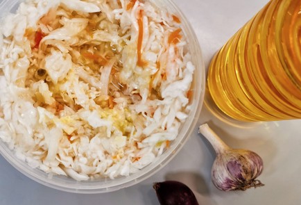 Фото шага рецепта Пикантный салат из квашеной капусты с ароматным маслом 151278 шаг 1  