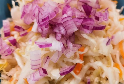 Фото шага рецепта Пикантный салат из квашеной капусты с ароматным маслом 151278 шаг 4  