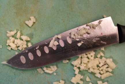 Фото шага рецепта Пикантный салат из квашеной капусты с ароматным маслом 151278 шаг 5  