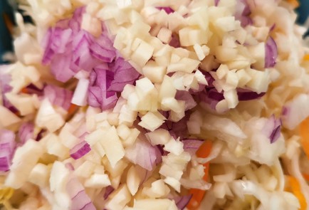 Фото шага рецепта Пикантный салат из квашеной капусты с ароматным маслом 151278 шаг 6  