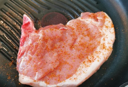 Фото шага рецепта Пикантный стейк из свиной корейки 152353 шаг 2  