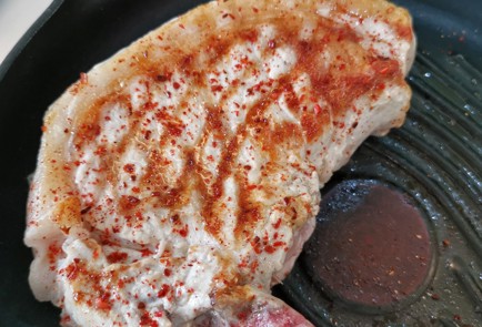 Фото шага рецепта Пикантный стейк из свиной корейки 152353 шаг 3  