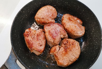 Фото шага рецепта Пикантные медальоны из свиной вырезки 175646 шаг 10  