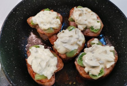 Фото шага рецепта Пикантные медальоны из свиной вырезки 175646 шаг 12  