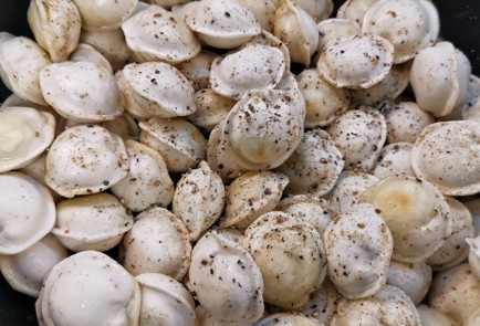 Фото шага рецепта Пикантные пельмени обжаренные на сковороде 152781 шаг 3  