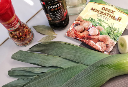 Фото шага рецепта Пикантный лукпорей в сметане и бальзамическом креме 151597 шаг 1  