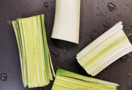 Фото шага рецепта Пикантный лукпорей в сметане и бальзамическом креме 151597 шаг 2  