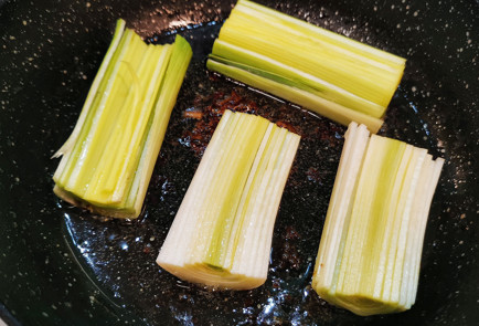 Фото шага рецепта Пикантный лукпорей в сметане и бальзамическом креме 151597 шаг 3  