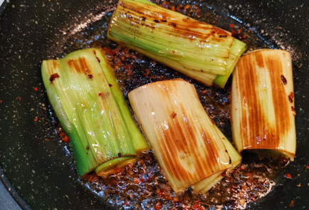 Фото шага рецепта Пикантный лукпорей в сметане и бальзамическом креме 151597 шаг 5  