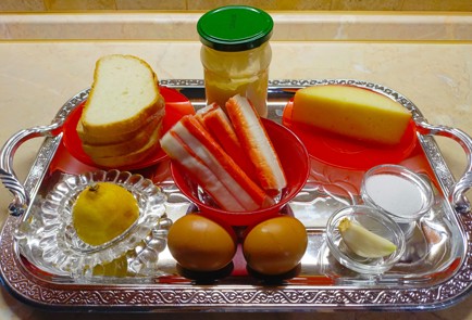 Фото шага рецепта Пикантный салат с крабовыми палочками сыром и сухариками 187932 шаг 1  