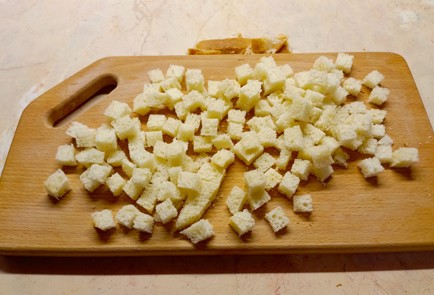 Фото шага рецепта Пикантный салат с крабовыми палочками сыром и сухариками 187932 шаг 2  