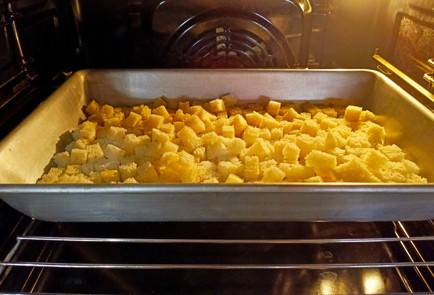 Фото шага рецепта Пикантный салат с крабовыми палочками сыром и сухариками 187932 шаг 3  