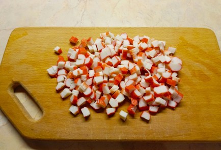 Фото шага рецепта Пикантный салат с крабовыми палочками сыром и сухариками 187932 шаг 4  