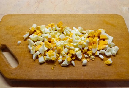 Фото шага рецепта Пикантный салат с крабовыми палочками сыром и сухариками 187932 шаг 5  