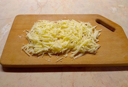 Фото шага рецепта Пикантный салат с крабовыми палочками сыром и сухариками 187932 шаг 6  