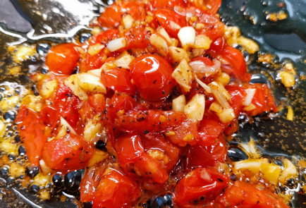 Фото шага рецепта Пикантный скрэмбл с помидорами и сыром 151509 шаг 11