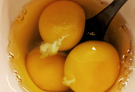 Фото шага рецепта Пикантный скрэмбл с помидорами и сыром 151509 шаг 13