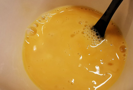 Фото шага рецепта Пикантный скрэмбл с помидорами и сыром 151509 шаг 14