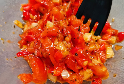 Фото шага рецепта Пикантный скрэмбл с помидорами и сыром 151509 шаг 17