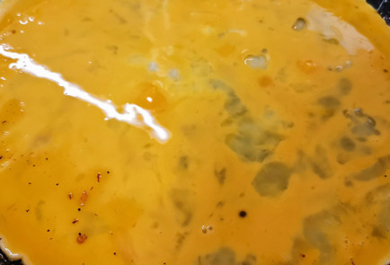 Фото шага рецепта Пикантный скрэмбл с помидорами и сыром 151509 шаг 18