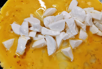 Фото шага рецепта Пикантный скрэмбл с помидорами и сыром 151509 шаг 19