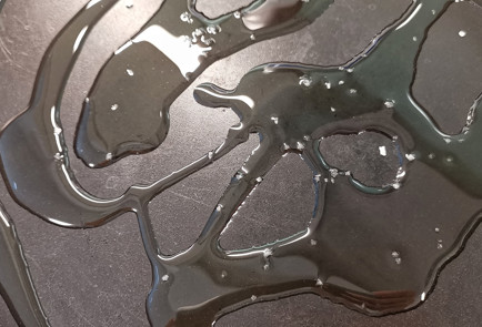 Фото шага рецепта Пикантный скрэмбл с помидорами и сыром 151509 шаг 2