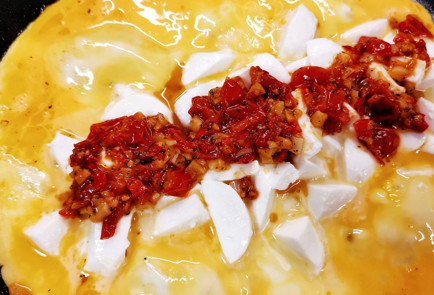 Фото шага рецепта Пикантный скрэмбл с помидорами и сыром 151509 шаг 20