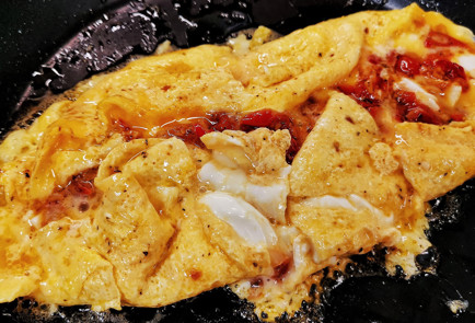 Фото шага рецепта Пикантный скрэмбл с помидорами и сыром 151509 шаг 21