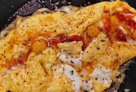 Фото шага рецепта Пикантный скрэмбл с помидорами и сыром 151509 шаг 23