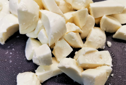 Фото шага рецепта Пикантный скрэмбл с помидорами и сыром 151509 шаг 4