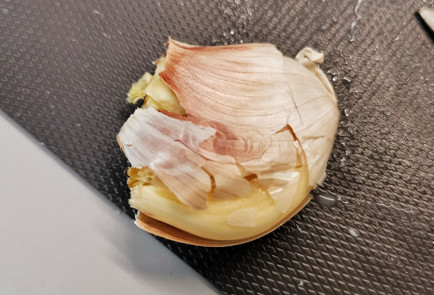 Фото шага рецепта Пикантный скрэмбл с помидорами и сыром 151509 шаг 5