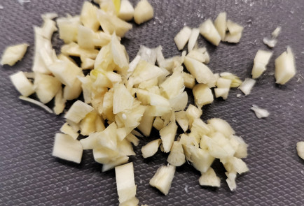 Фото шага рецепта Пикантный скрэмбл с помидорами и сыром 151509 шаг 6