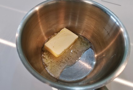 Фото шага рецепта Пикантный сливочносырный соус 140735 шаг 1  