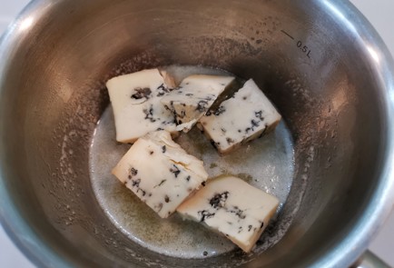 Фото шага рецепта Пикантный сливочносырный соус 140735 шаг 2  