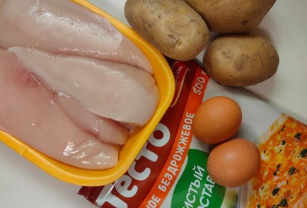 Фото шага рецепта Пирог из слоеного теста с курицей и картофелем 188916 шаг 1  