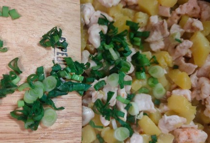 Фото шага рецепта Пирог из слоеного теста с курицей и картофелем 188916 шаг 11  