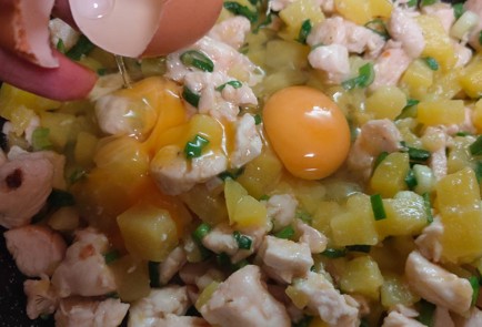 Фото шага рецепта Пирог из слоеного теста с курицей и картофелем 188916 шаг 13  