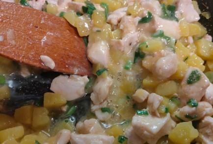 Фото шага рецепта Пирог из слоеного теста с курицей и картофелем 188916 шаг 14  