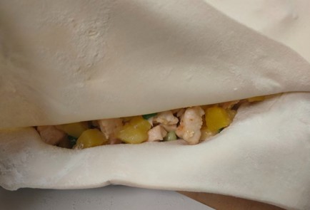 Фото шага рецепта Пирог из слоеного теста с курицей и картофелем 188916 шаг 18  