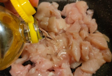 Фото шага рецепта Пирог из слоеного теста с курицей и картофелем 188916 шаг 3  