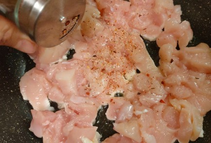 Фото шага рецепта Пирог из слоеного теста с курицей и картофелем 188916 шаг 4  