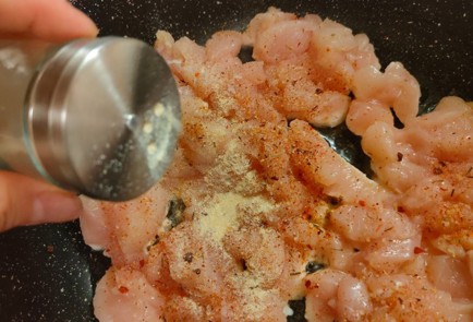 Фото шага рецепта Пирог из слоеного теста с курицей и картофелем 188916 шаг 5  