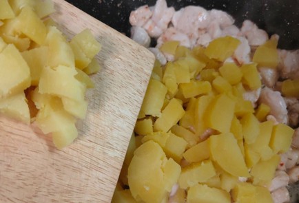 Фото шага рецепта Пирог из слоеного теста с курицей и картофелем 188916 шаг 8  