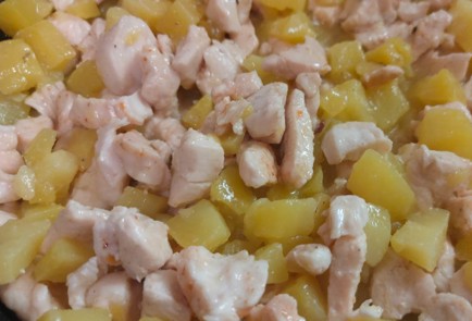 Фото шага рецепта Пирог из слоеного теста с курицей и картофелем 188916 шаг 9  