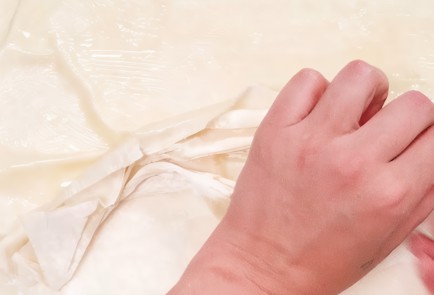 Фото шага рецепта Пирог из теста фило с сыром бри 173701 шаг 4  