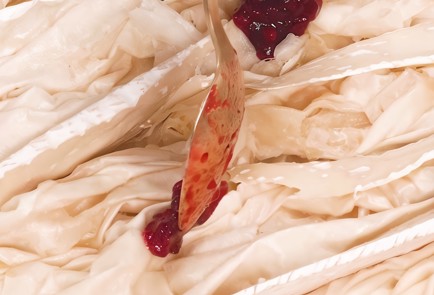 Фото шага рецепта Пирог из теста фило с сыром бри 173701 шаг 7  