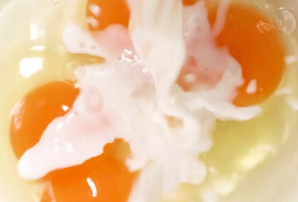 Фото шага рецепта Пирог из теста фило с сыром бри 173701 шаг 8  