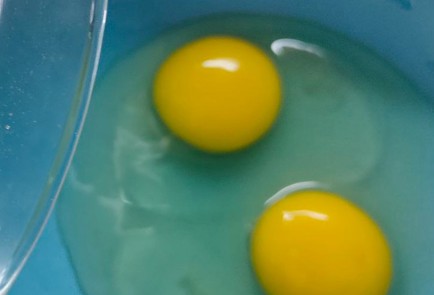 Фото шага рецепта Пирог на кефире с мандаринами и цукатами 188230 шаг 2