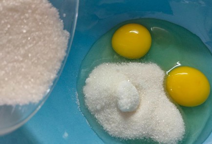 Фото шага рецепта Пирог на кефире с мандаринами и цукатами 188230 шаг 3